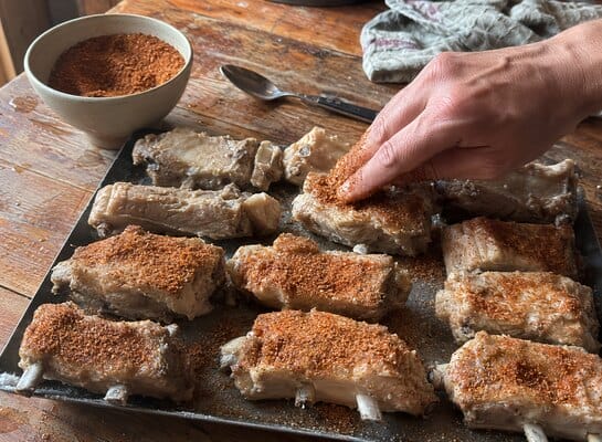 Ribs de porc enrobés d’huile neutre et de rub Sweet Smoke Tennessee avant cuisson
