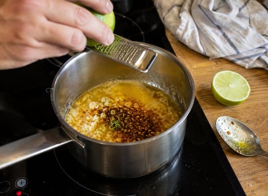 Beurre fondu avec de l’ail, du rub Tokyo Fire et du zeste de citron vert dans une petite casserole