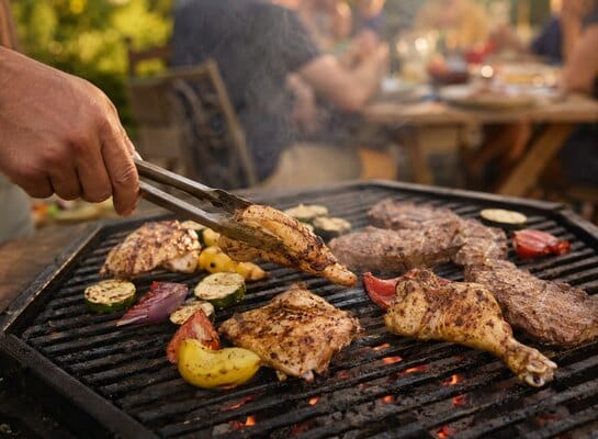 Cuisson de grillades préparées pour un repas convivial entre amis