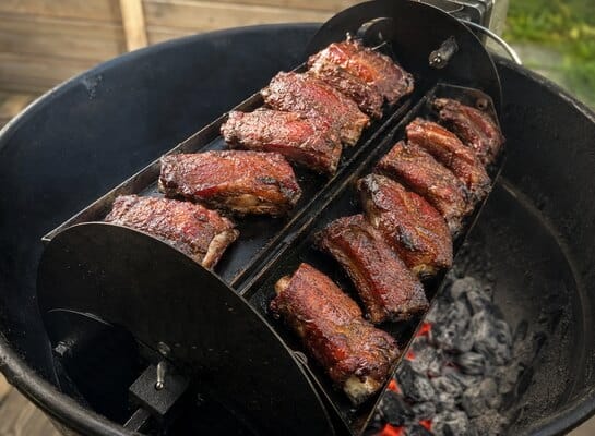 Morceaux de ribs au Sweet Smoke Tennessee disposés dans une rôtissoire multi-plateaux