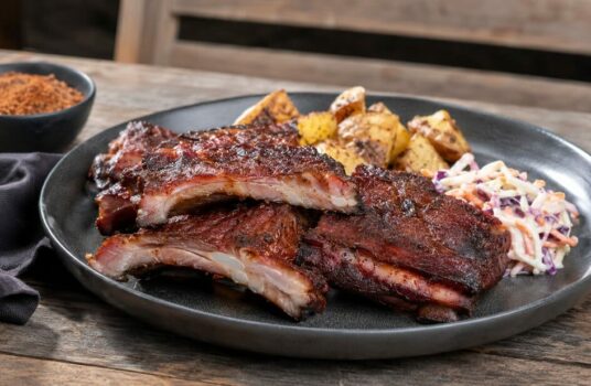 Ribs au rub Sweet Smoke Tennessee servis avec des pommes de terre rôties et une salade de chou