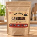 Sachet kraft du mélange d’épices Rub N°4 Garrigue, présenté de face dans une cuisine claire