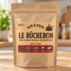 Sachet kraft du mélange d’épices Rub N°1 Le Bûcheron, présenté de face dans une cuisine claire