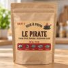 Sachet kraft du mélange d’épices Rub N°5 Le Pirate, présenté de face dans une cuisine claire