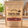 Sachet kraft du mélange d’épices Rub N°2 Tokyo Fire, présenté de face dans une cuisine claire
