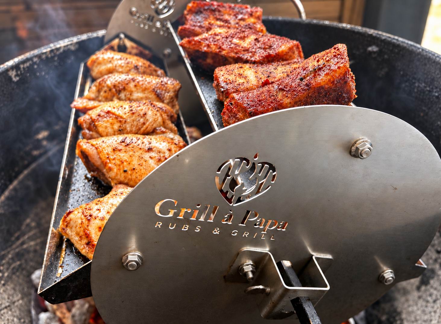 Panier multi-plateaux Grill à Papa installé sur un barbecue kettle équipé d’un kit rôtissoire