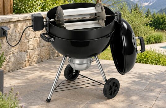 Panier rôtissoire Grill à Papa à quatre plateaux installé sur un barbecue kettle de 57 cm équipé d’un kit rôtissoire.