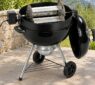 Panier rôtissoire Grill à Papa à quatre plateaux installé sur un barbecue kettle de 57 cm équipé d’un kit rôtissoire.
