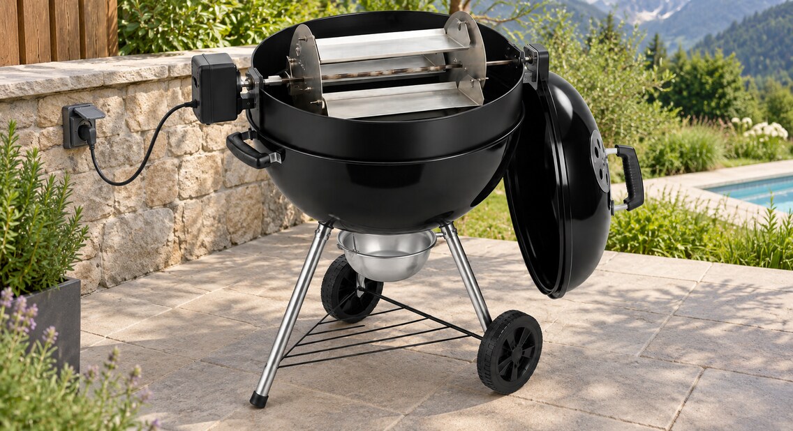 Panier rôtissoire Grill à Papa à quatre plateaux installé sur un barbecue kettle de 57 cm équipé d’un kit rôtissoire.