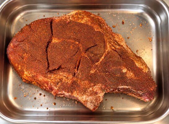 Assaisonnement de la côte de bœuf au Bûcheron Côte de bœuf généreusement assaisonnée avec le rub Le Bûcheron avant cuisson