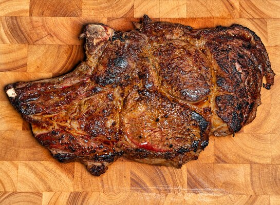 Côte de bœuf après cuisson à la plancha Côte de bœuf au Bûcheron après cuisson et avant sa découpe
