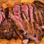 Côte de bœuf au rub Le Bûcheron découpée après sa cuisson à la plancha