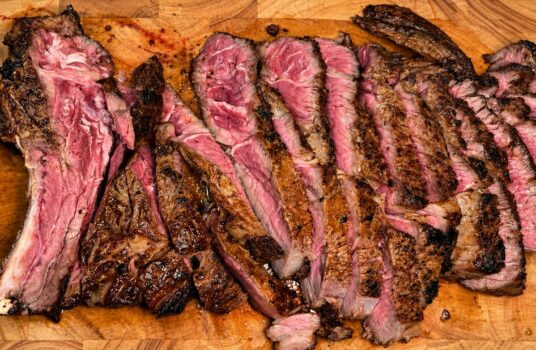 Côte de bœuf au rub Le Bûcheron découpée après sa cuisson à la plancha