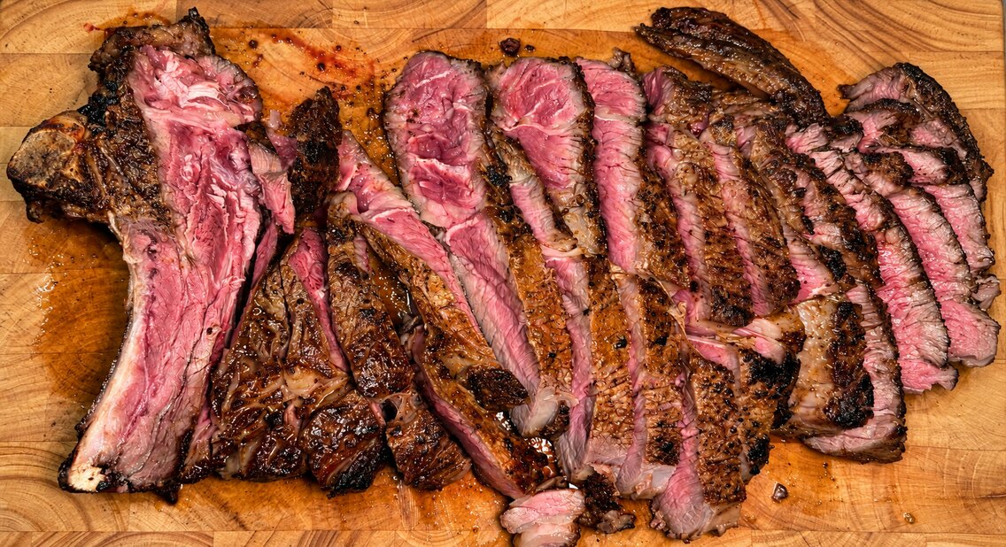 Côte de bœuf au rub Le Bûcheron découpée après sa cuisson à la plancha