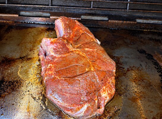 Cuisson de la côte de bœuf à la plancha Côte de bœuf au rub Le Bûcheron saisie sur la plancha d’un barbecue à gaz